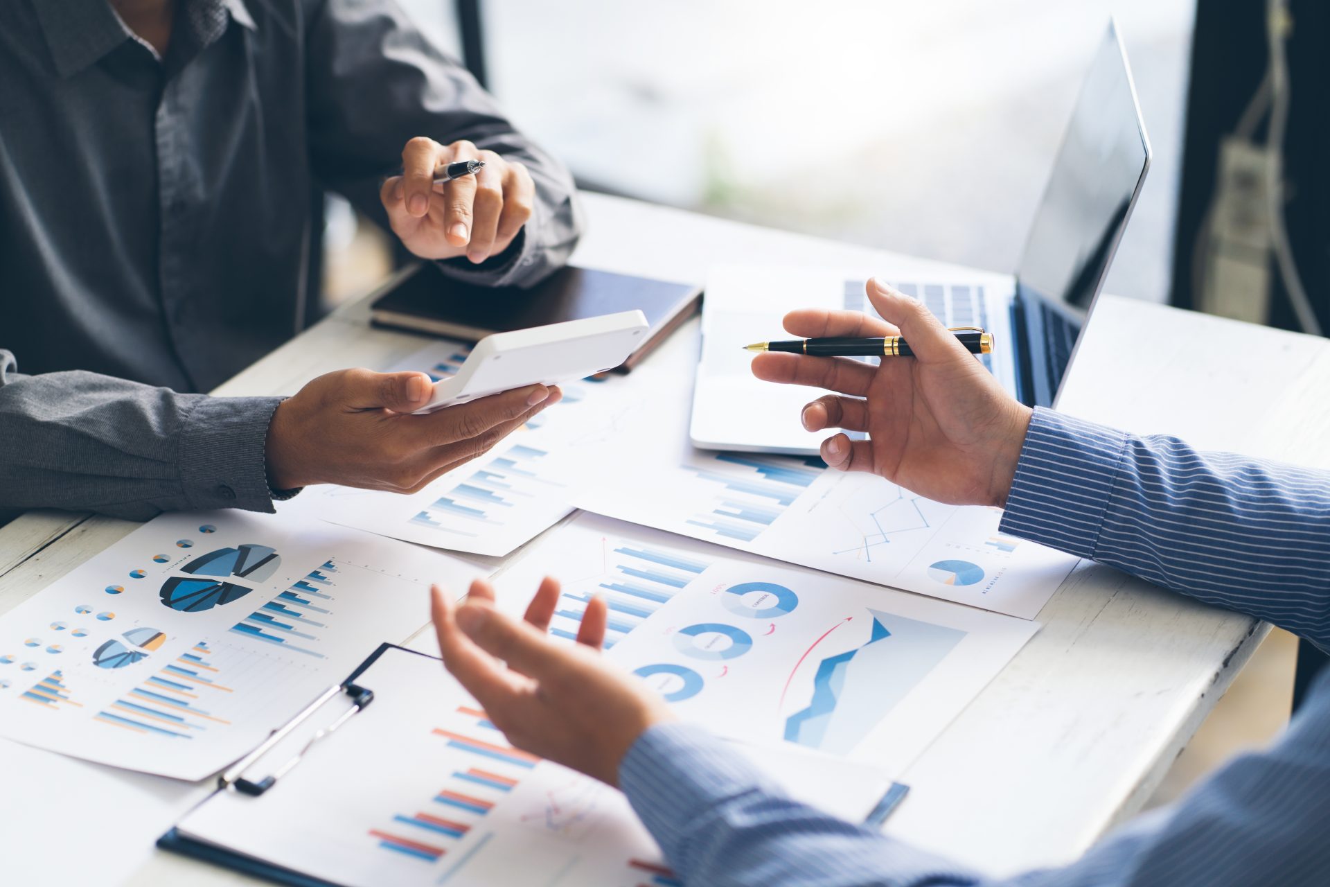 vecteezy_financial-accounting-investment-advisor-consulting-with-her_7359372